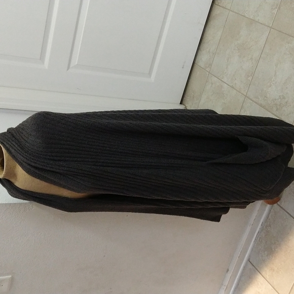 Barefoot Dreams Cozy Chic Lite Travel Shawl in Carbon - Picture 6 of 8